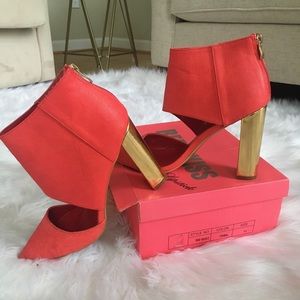 **REDKISS BRAND** Coral and Gold High heels.